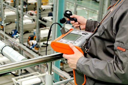 Medición de iluminación laboral en ambiente de trabajo