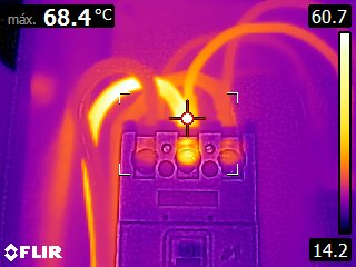 Imagen termográfica de tablero eléctrico con punto caliente detectado