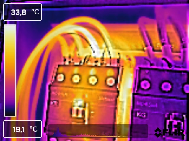 Imagen termográfica de contactor con borne flojo en tablero de transferencia — punto caliente identificado